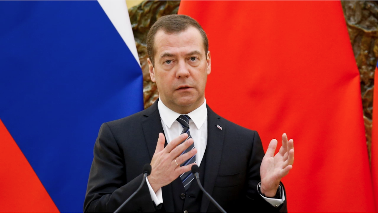 Медведев събра шефовете на военните заводи и ги заплаши с думи на Сталин
