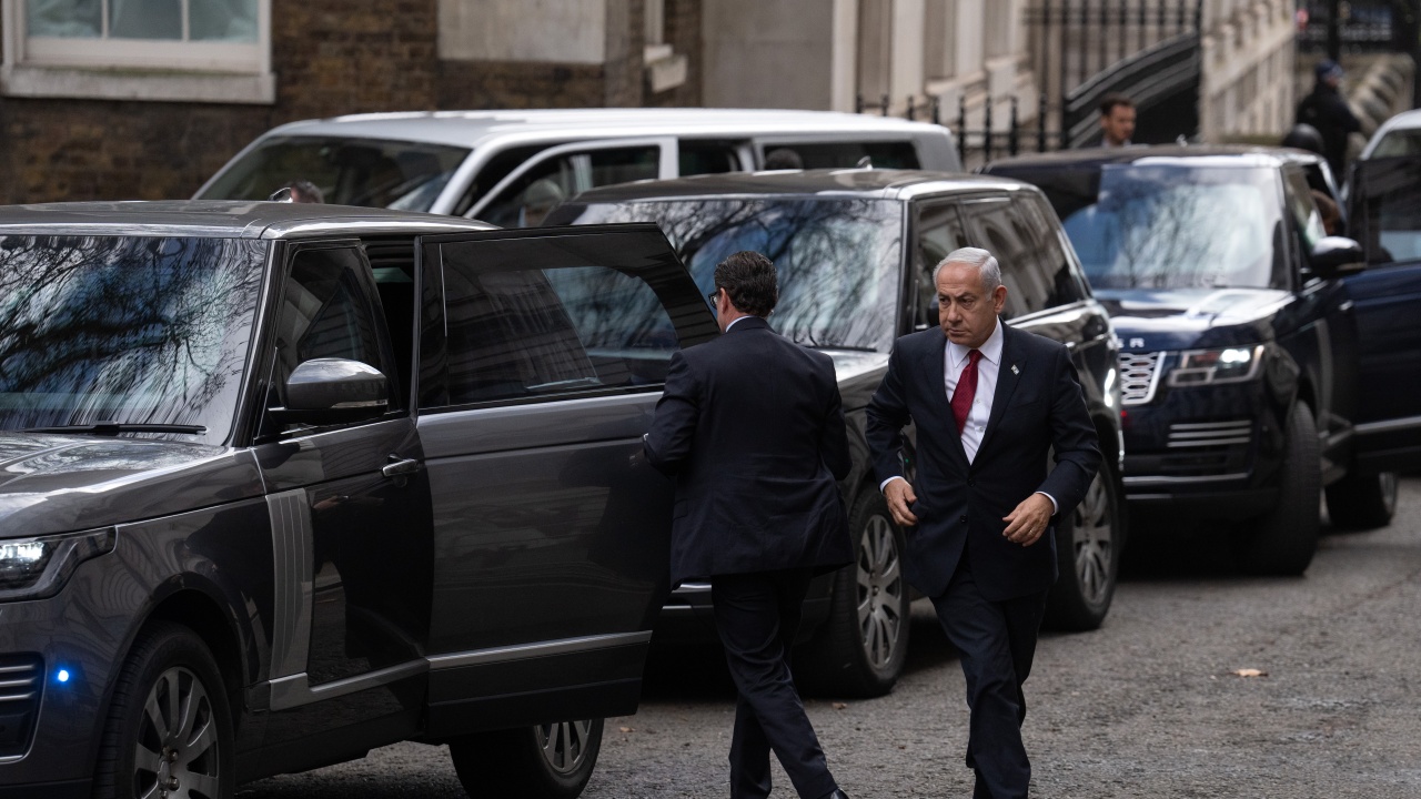 Нетаняху бе посрещнат от протестиращи преди срещата с британския премиер в Лондон