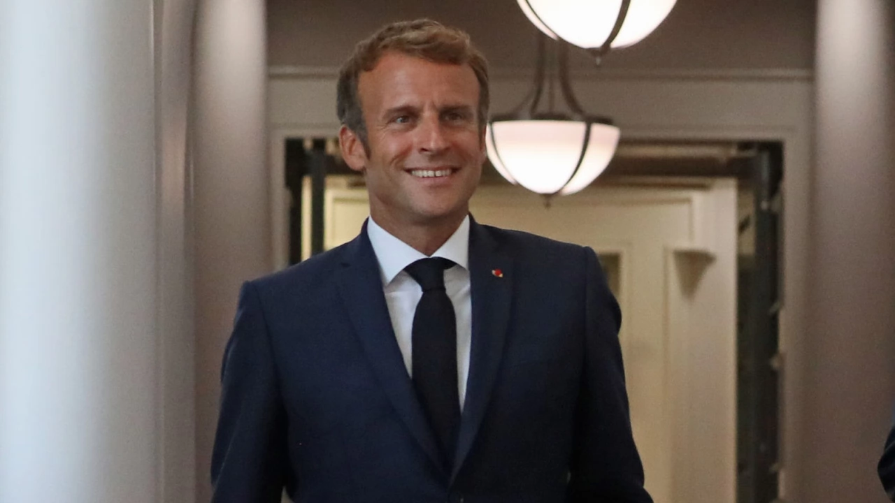 Правителството на френския президент оцеля във вот на недоверие гласуван