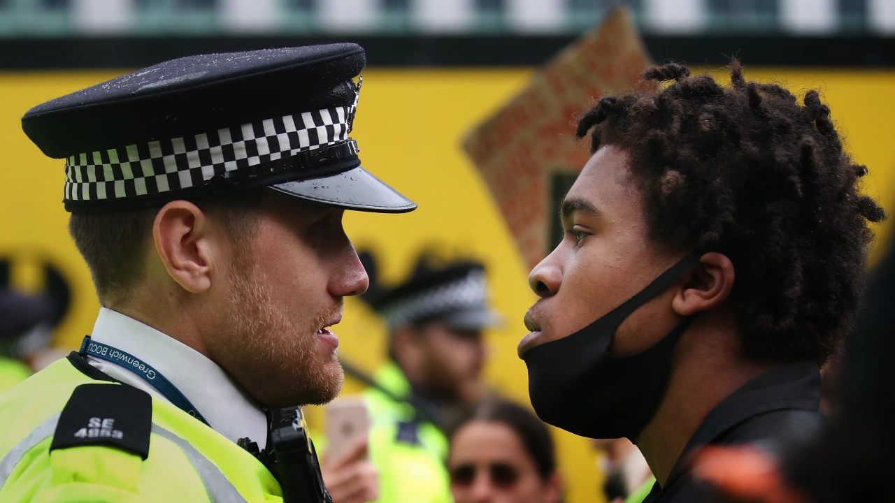Полицията на Лондон е институционално расистка женомразка и хомофобска и