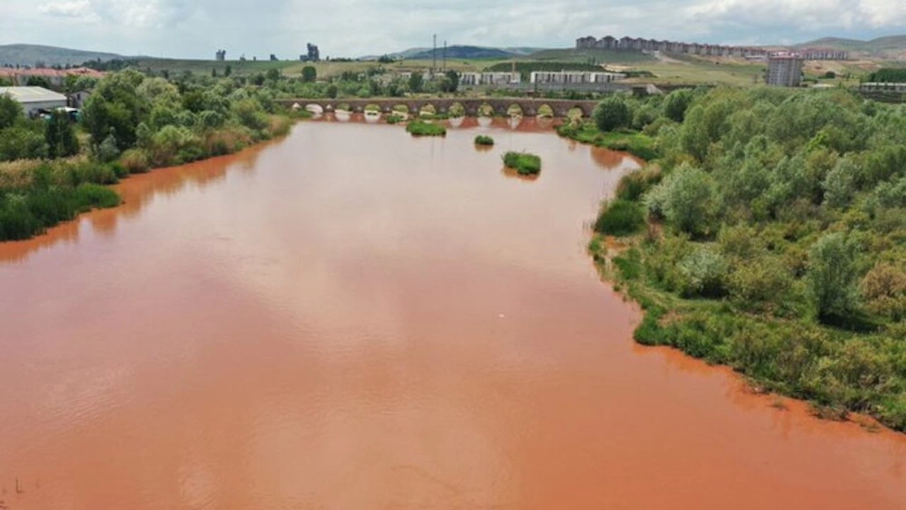 Най дългата река в Турция Къзълърмак стана червена вследствие на силните