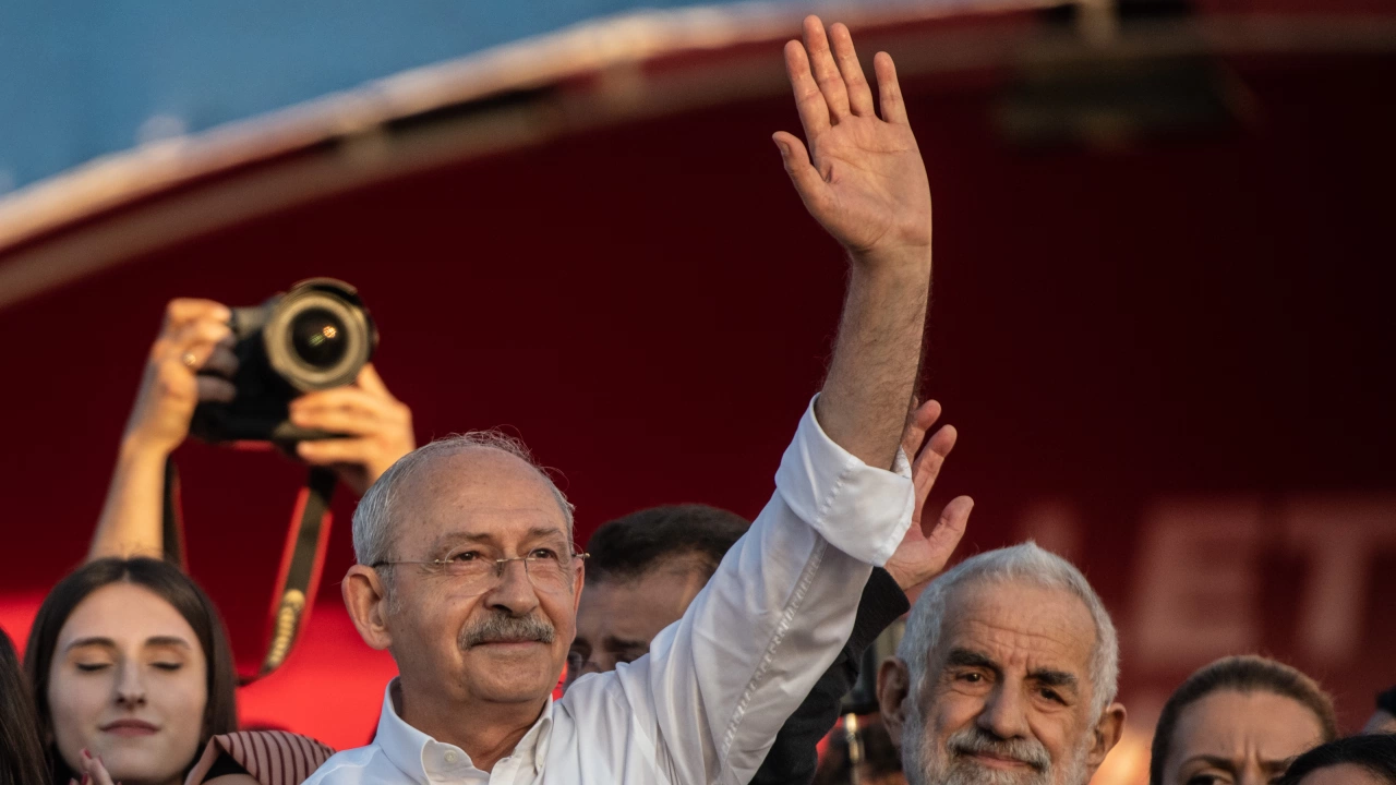Мартеничка на ръката на опозиционния лидер Кемал Кълъчдароглу заинтригува турците