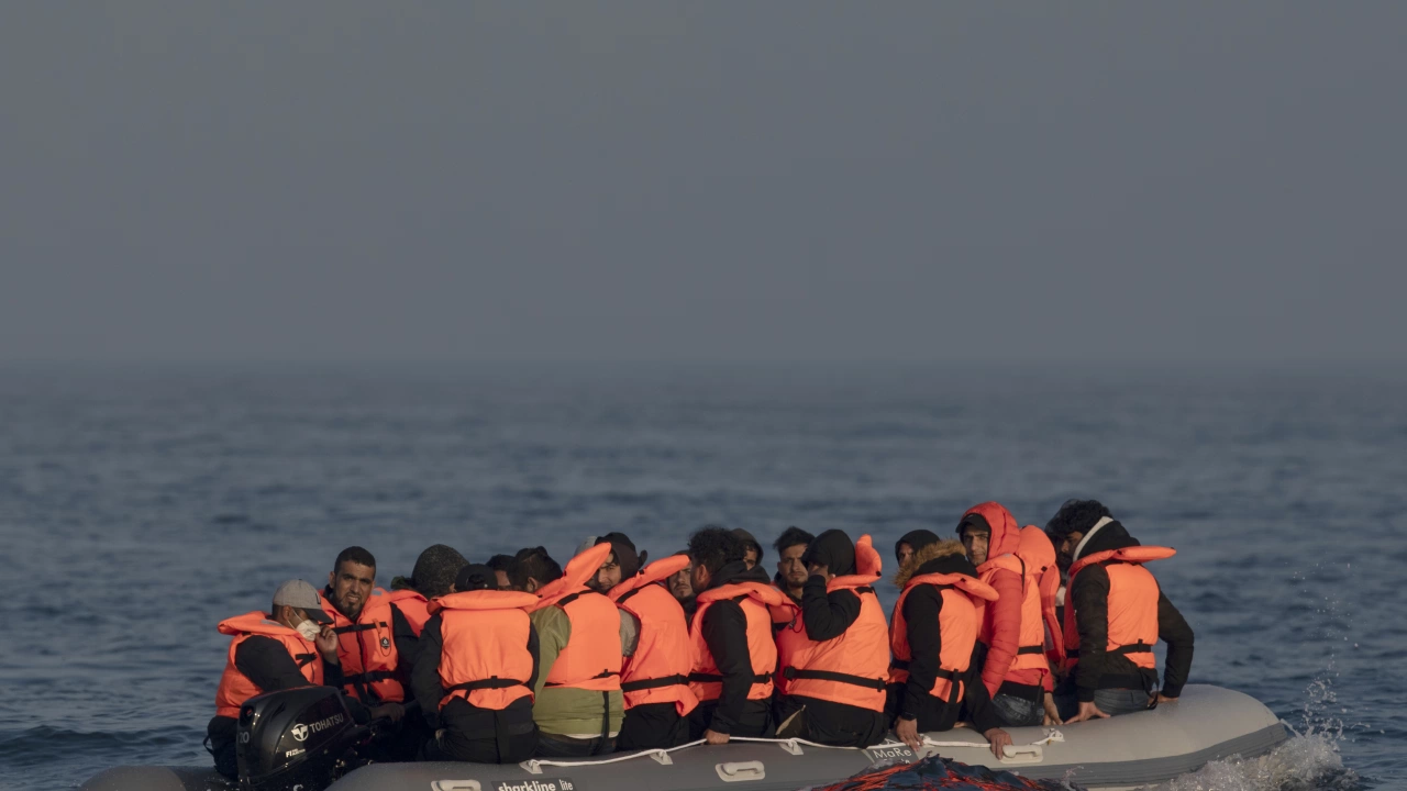 Най малко петима африкански мигранти загинаха а други 28 са в