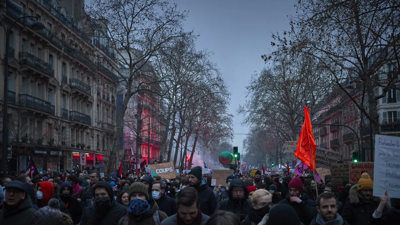 Френските синдикати провеждат днес първите масови демонстрации след като френският