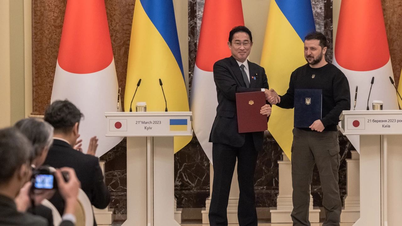 При посещението си в Украйна японският премиер Фумио Кишида подарил