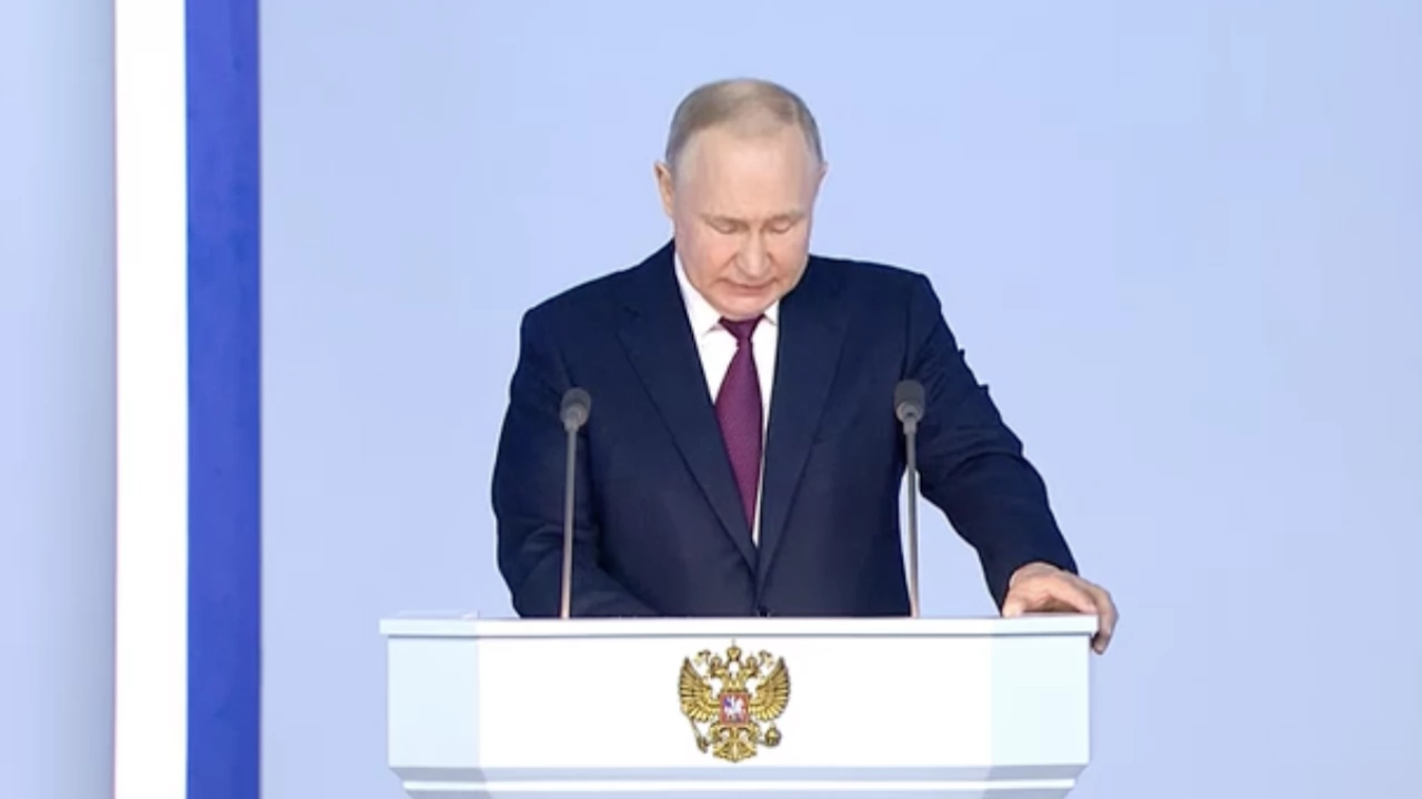 Руската полиция постави бившия речописец на президента Владимир Путин Владимир