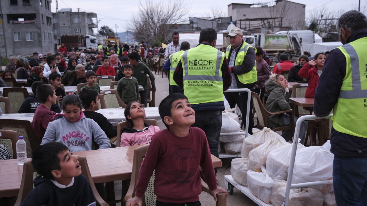 49 дни след земетресението в Турция: Децата тръгнаха отново на училище