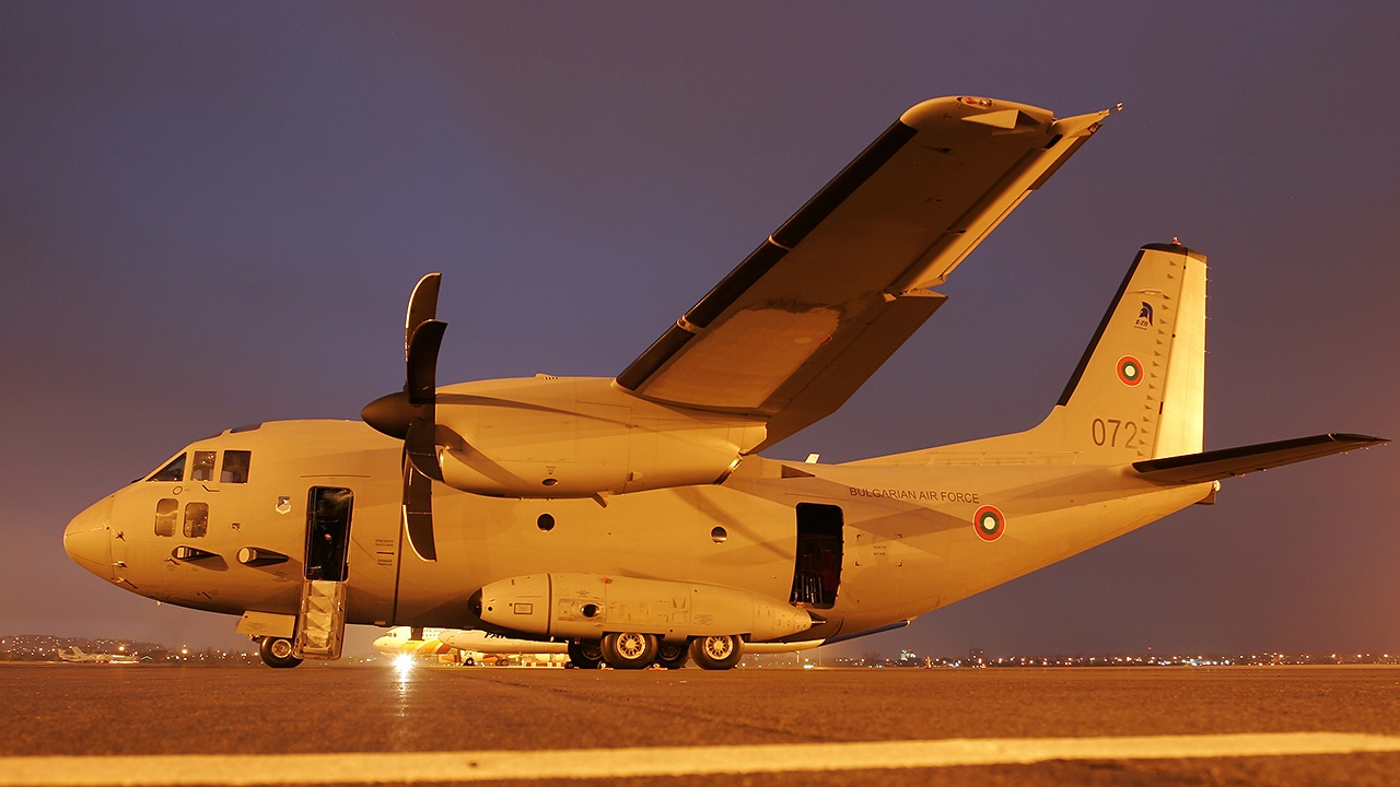 Дежурен екипаж на самолет C-27J Spartan“ от 16-а авиационна база