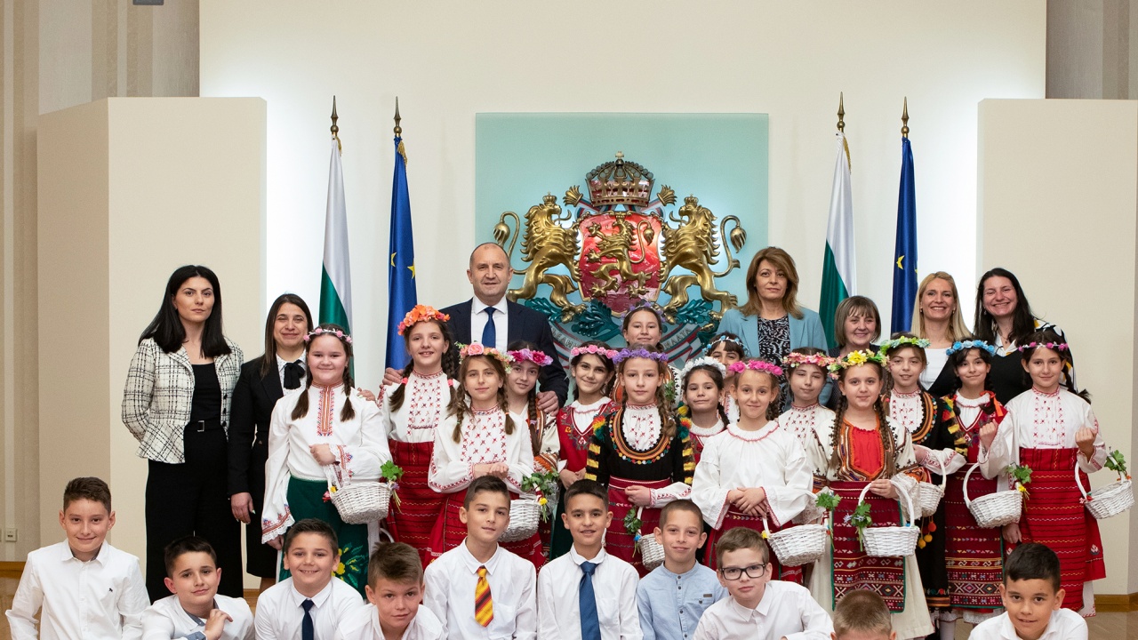 Румен Радев се срещна с ученици по случай предстоящите великденски празници