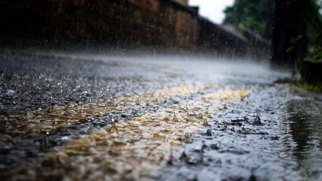 Жълт код за проливни дъждове с гръмотевици е в сила за 54 турски града