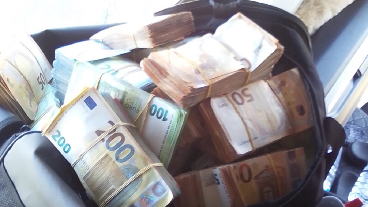 Недекларирана валута в размер на 700 000 евро откриха митничари