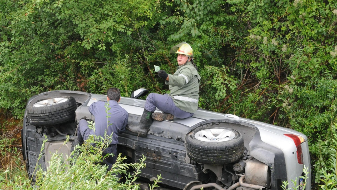 Кола се преобърна и падна в канавка край Димитровград