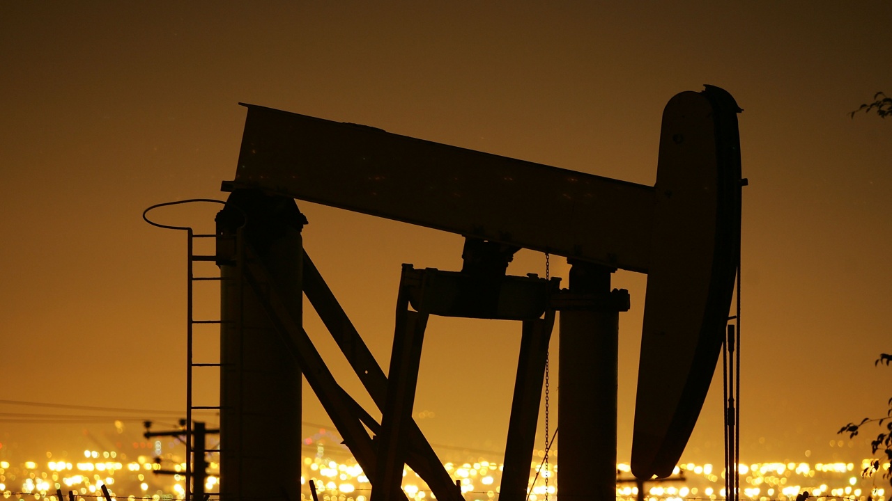 Петролът на ОПЕК подскочи над 77 долара за барел