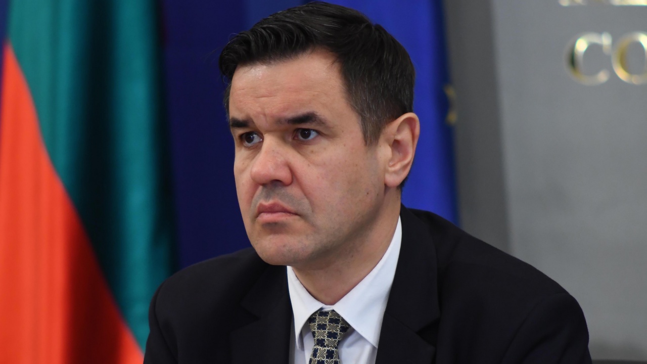 Министърът на икономиката: ВМЗ - Сопот могат да произвеждат 155-мм снаряди, каквито ЕС планира да доставя на Украйна