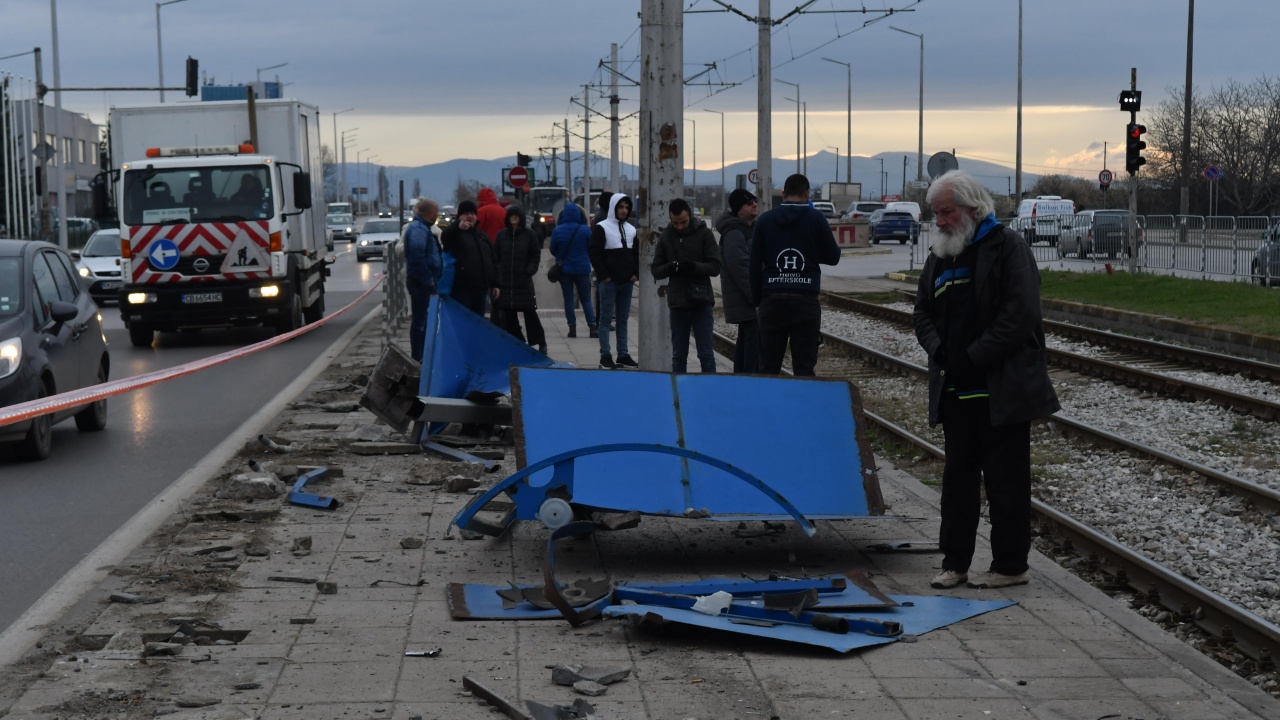 Кола връхлетя спирка на градския транспорт в София, има пострадали