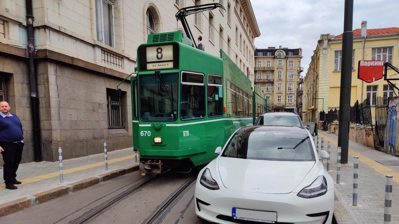 Неправилно паркирана "Тесла" затрудни за час движението на трамваи в София