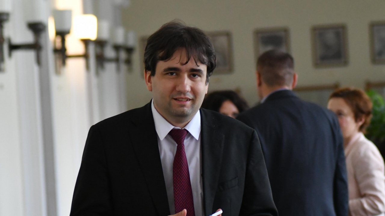 Божанов (ПП-ДБ) за бомбените заплахи: Абсолютно е възможно атаките да са насочени директно срещу изборите