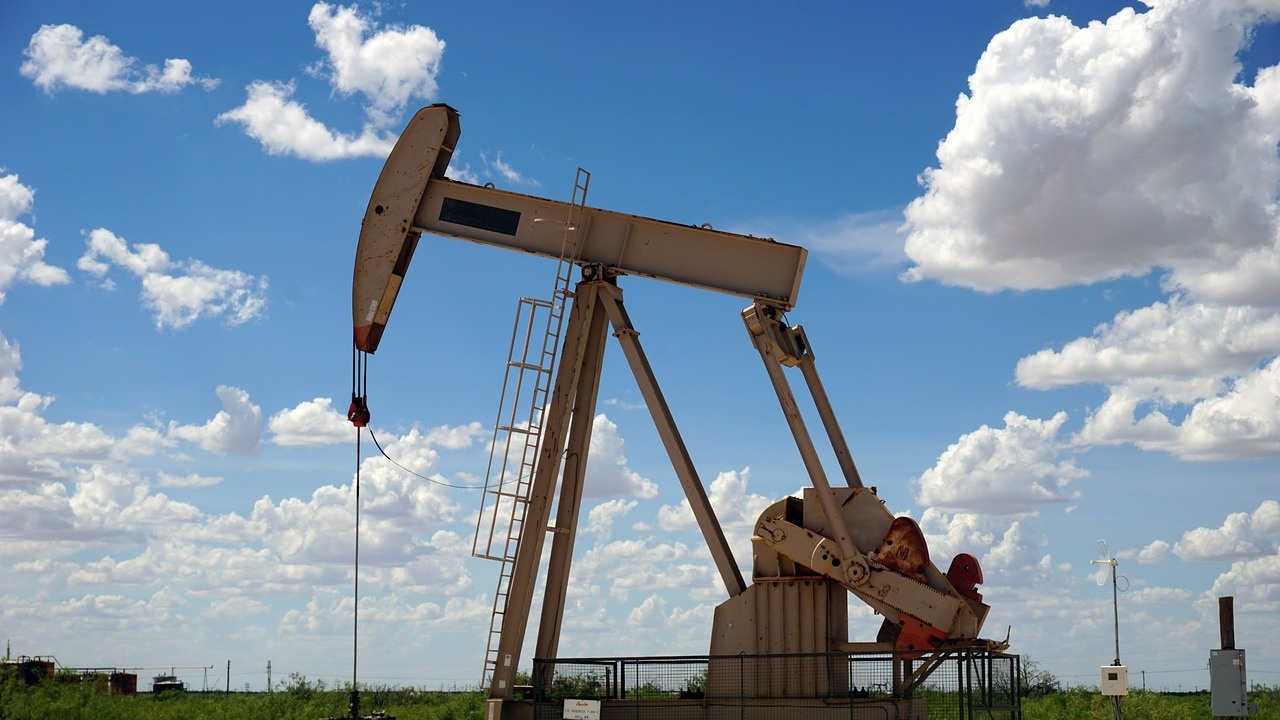 Петролът на ОПЕК се задържа над 77 долара за барел