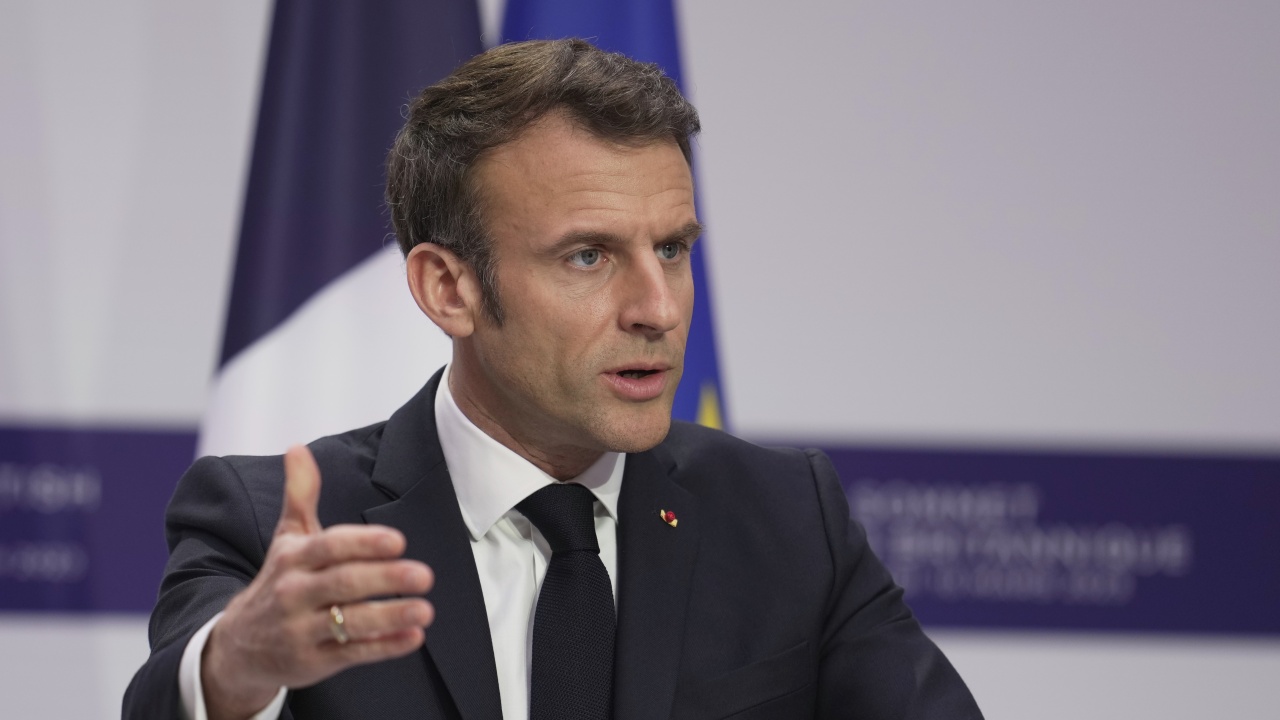 Макрон: Правителството на Франция продължава диалога с профсъюзите по оспорваната пенсионна реформа