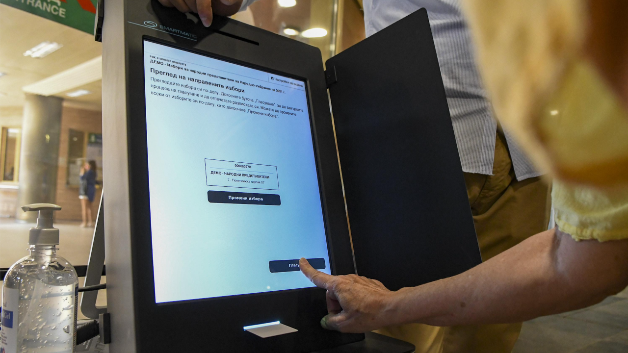 Общественият съвет към ЦИК с призив към хората, които ще гласуват машинно