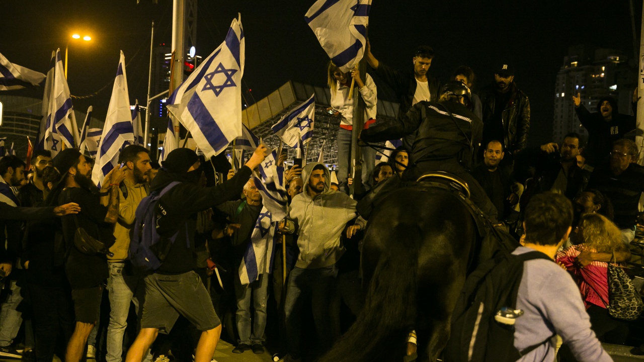 Поддръжници на Нетаняху блокираха магистрала при контрапротест