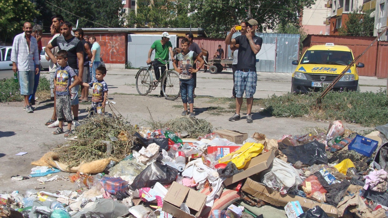 "Столипиново": Защо отново кварталът е заринат в боклуци?