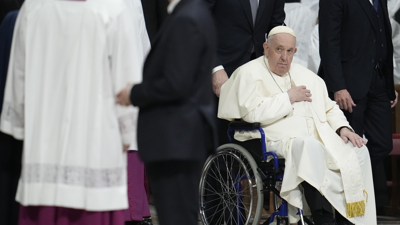 Папа Франциск излезе от болница, очаква се да води литургията в началото на Страстната седмица