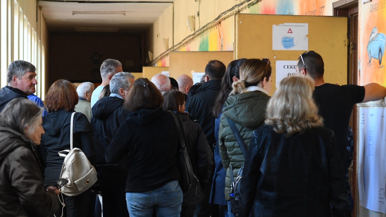 Желаещи да гласуват се струпаха в столичния 25-и МИР: Краят на изборния ден ще бъде в 21:00 часа
