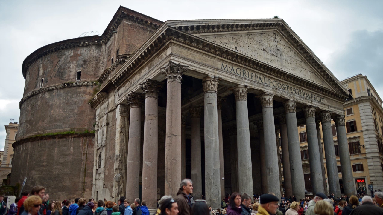 Влизането в една от най-популярните забележителности в Рим - Пантеона,