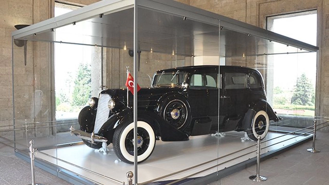 Автомобилът Кадилак модел 1935 г използван от основателя на Република