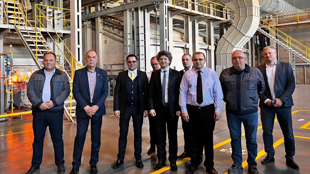 Министърът на иновациите и растежа посети заводите за стъкло край