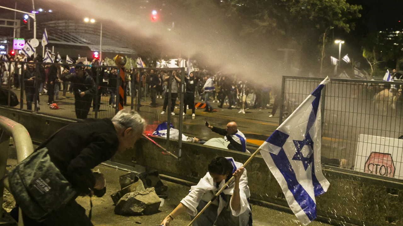 Бурните антиправителствени протести в Израел не стихват Полицията използва водни