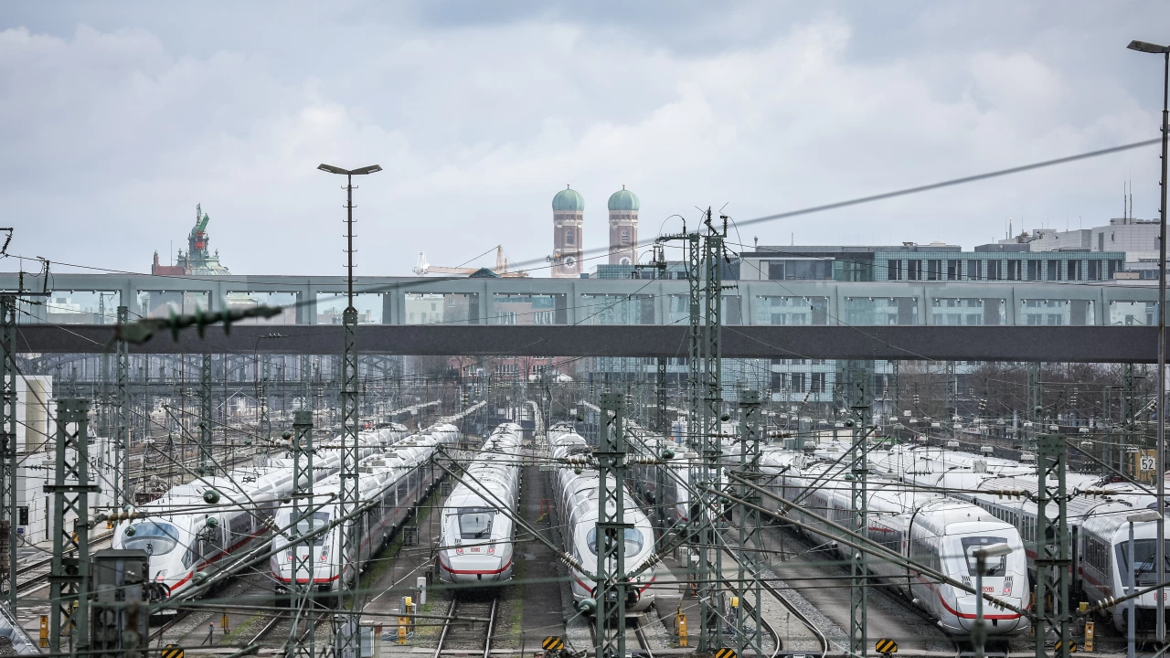 Общественият транспорт в Германия включително влаковете на дълги разстояния и
