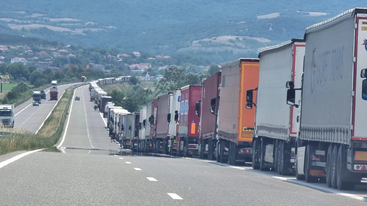Километрична опашка от тежкотоварни камиони блокира движението в района на