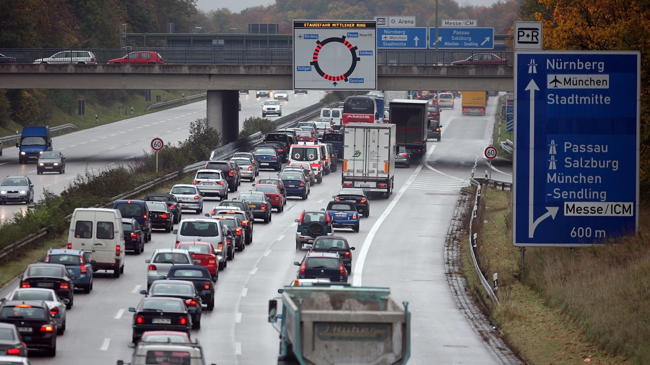 Германски климатични активисти свалиха около 250 знака по магистралите в