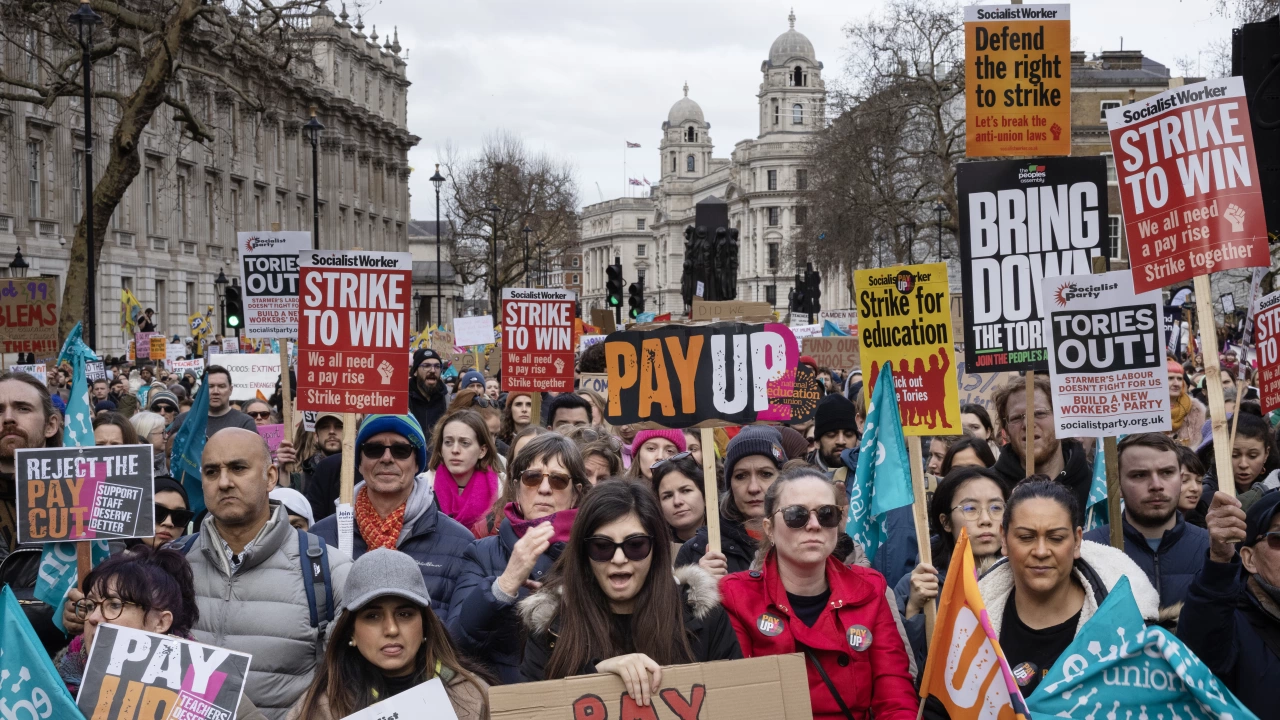 Служителите от британския държавен сектор обявиха серия от стачки през