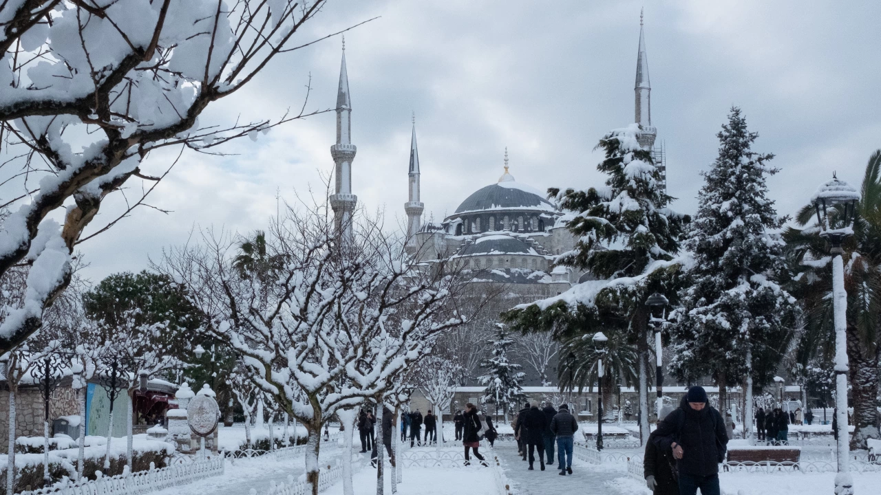 Сняг заваля рано тази сутрин на много места в Турция