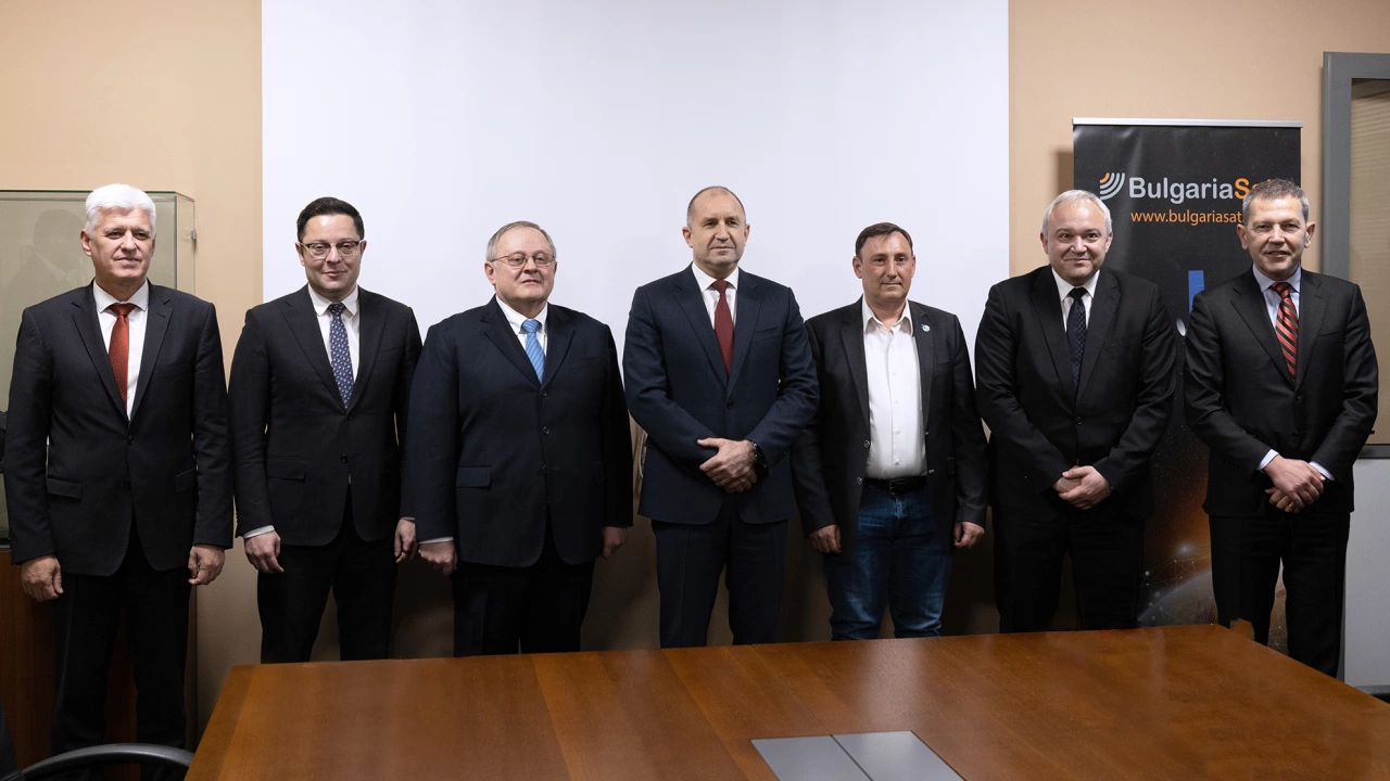 Президентът посети Центъра за управление на сателита България Сат 1