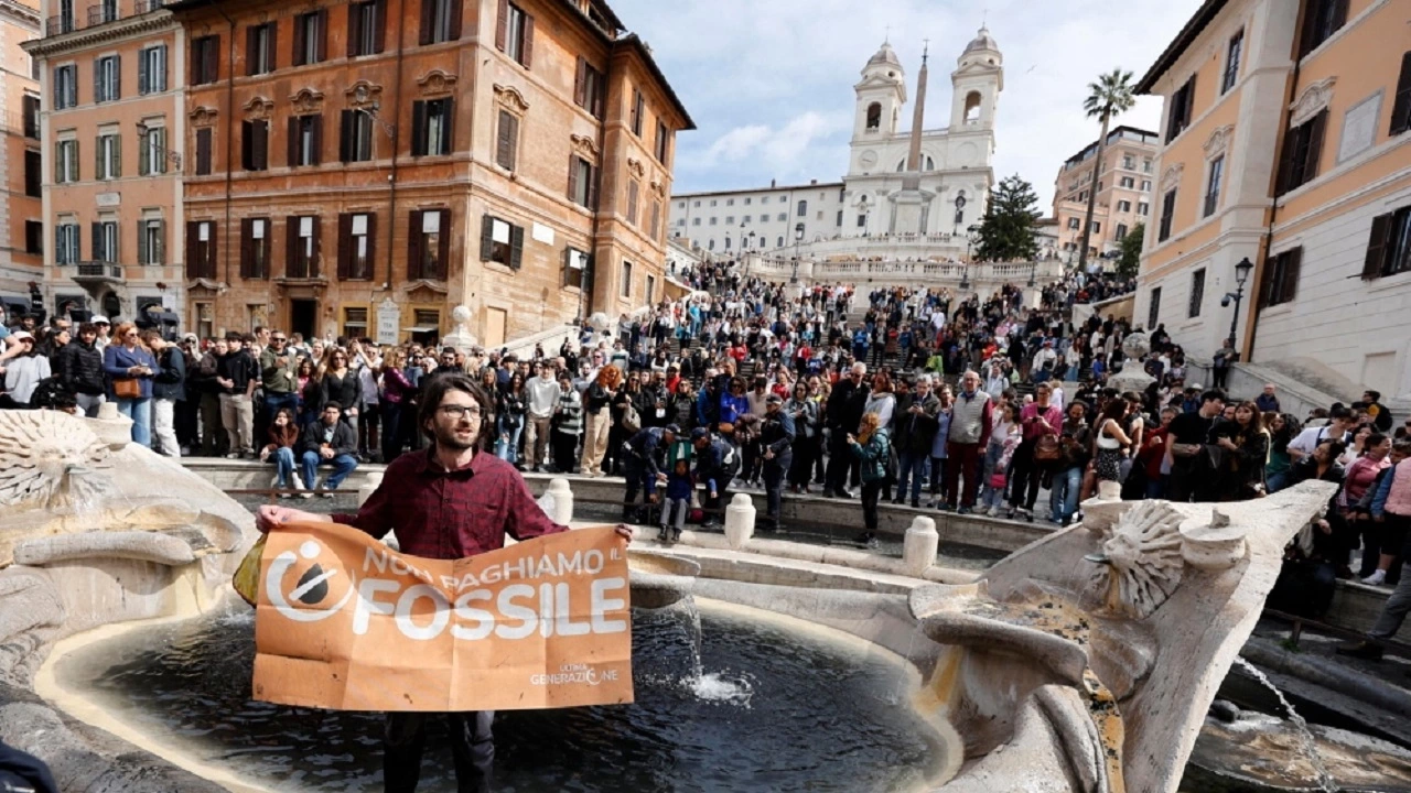 Климатични активисти изляха черна боя в монументален фонтан на площад