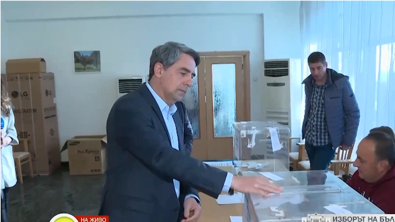 Президентът Росен Плевнелиев направи своя избор като гласува на живо