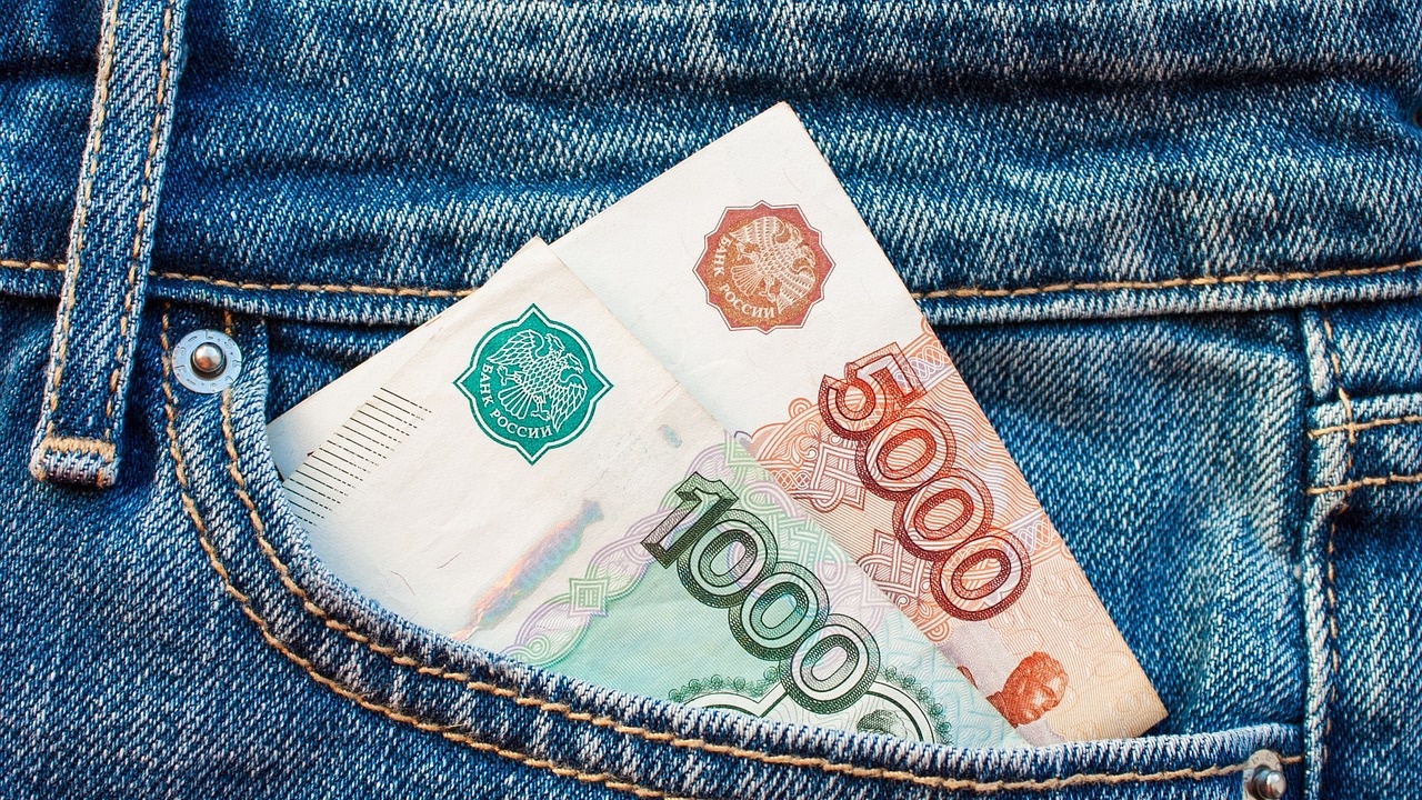Руската рубла се обезцени до най-ниската стойност от една година.