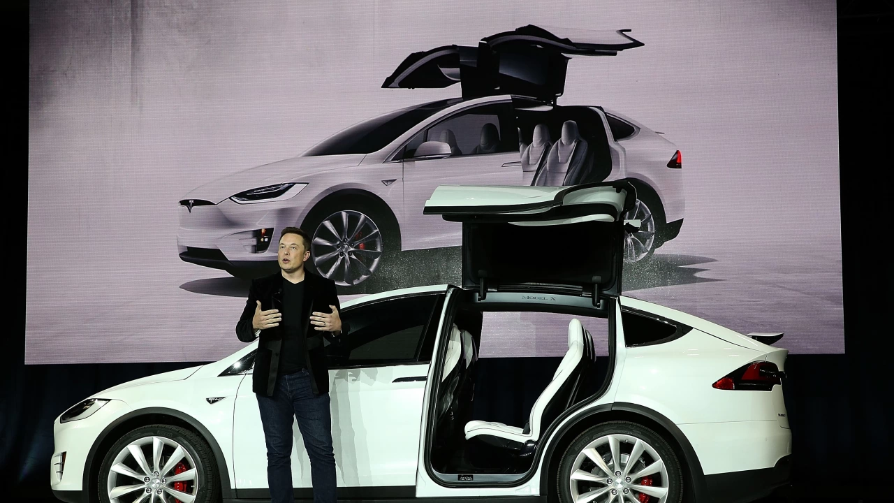 Производителят на електромобили Тесла ще трябва да плати близо 3 2
