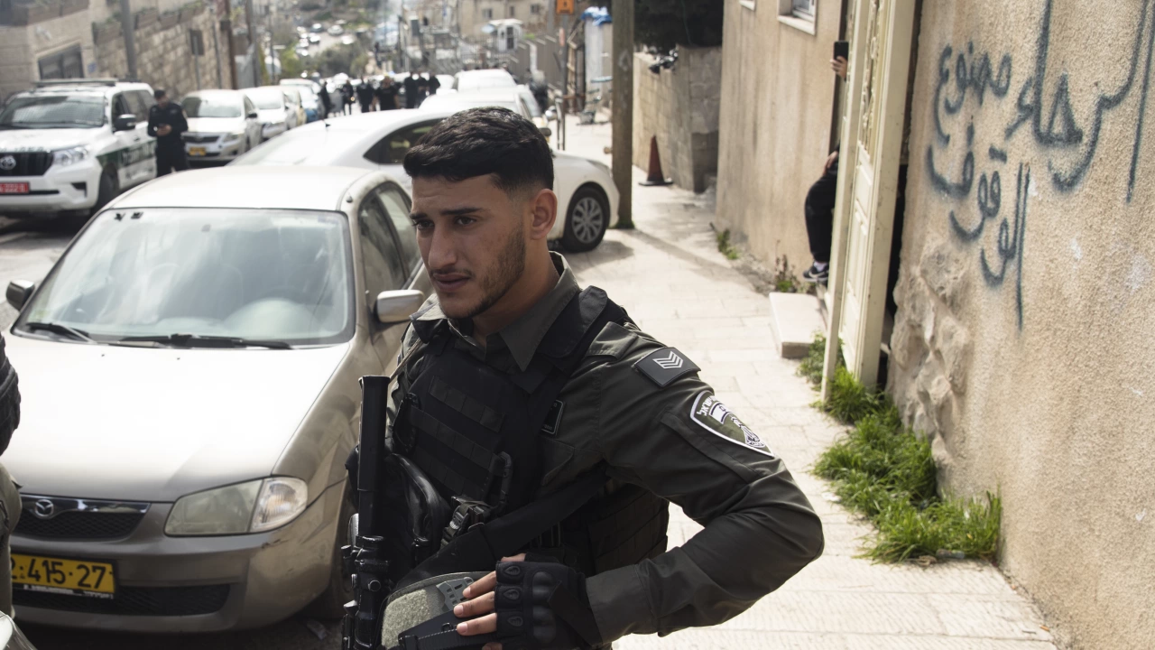 Палестинец намушка с нож двама израелци близо до военна база