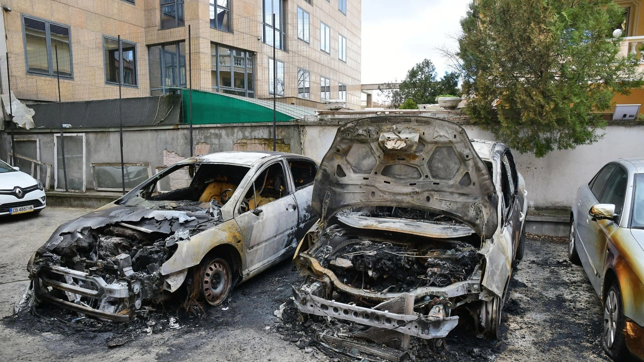 Запалени автомобила в централната част на Русе През нощта срещу
