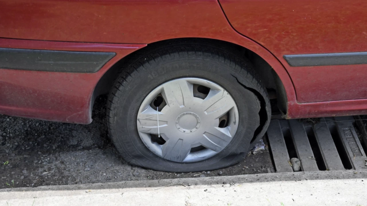 Хванаха мъж  срязал гумите на 12 паркирани коли в Севлиево съобщиха от