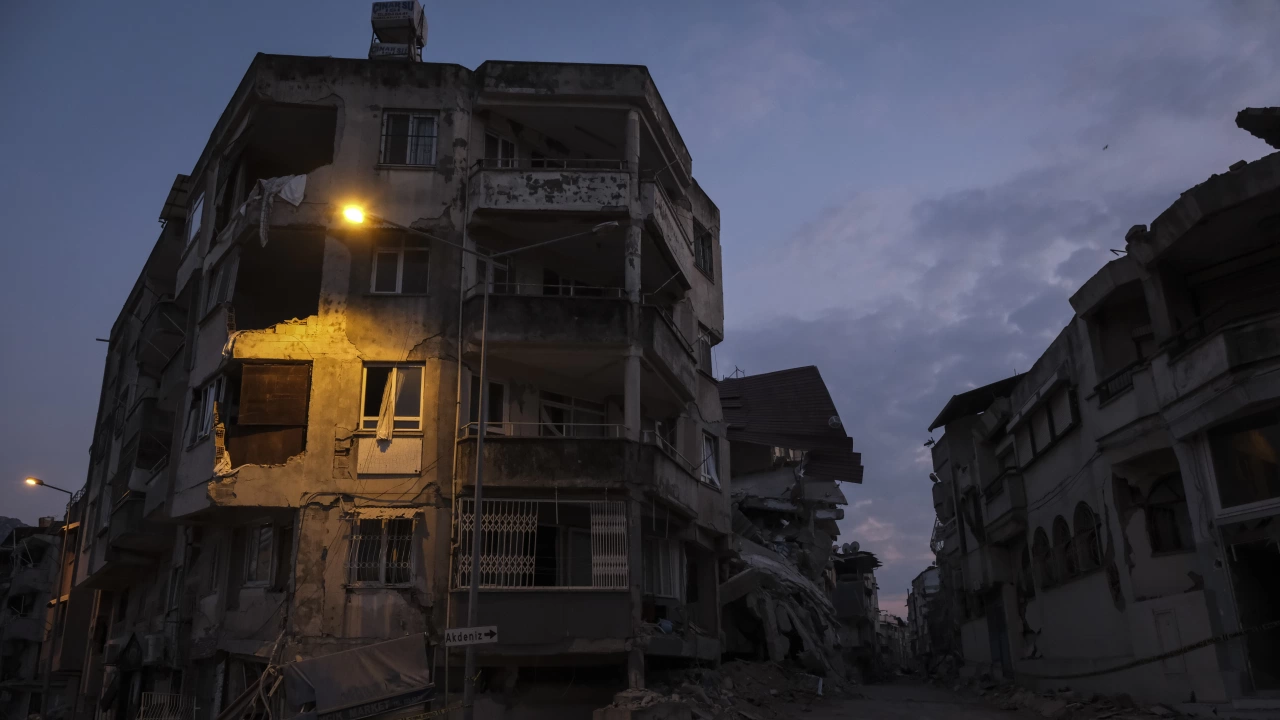 Пететажна изоставена сграда се срути днес в Истанбул предаде Хабертюрк