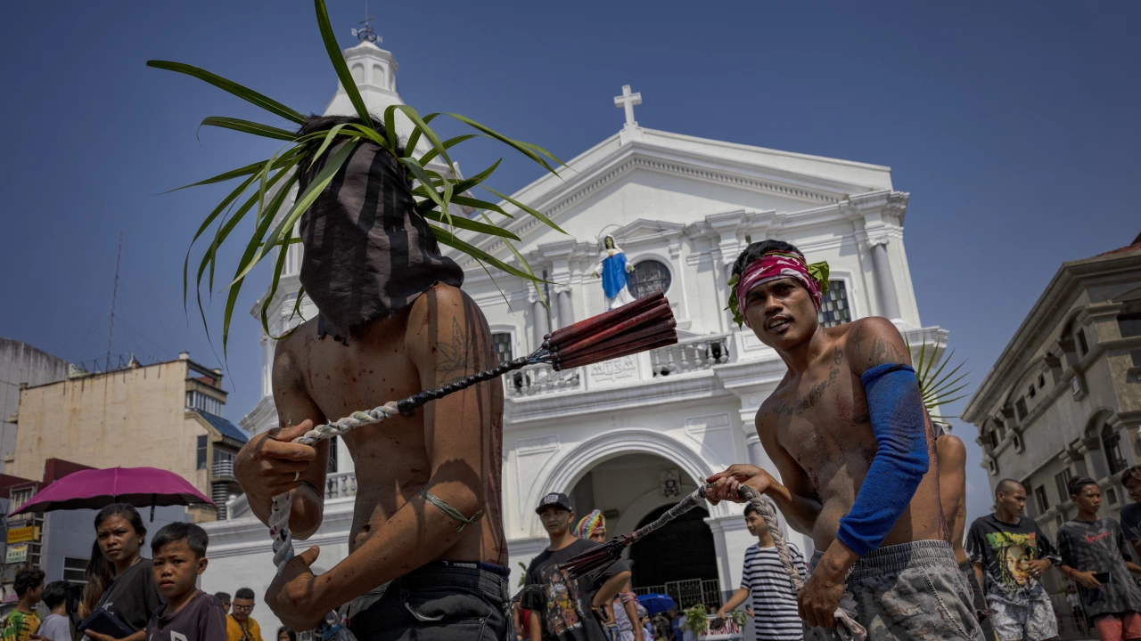 Група от 20 католически поклонници в Манила вървяха няколко часа