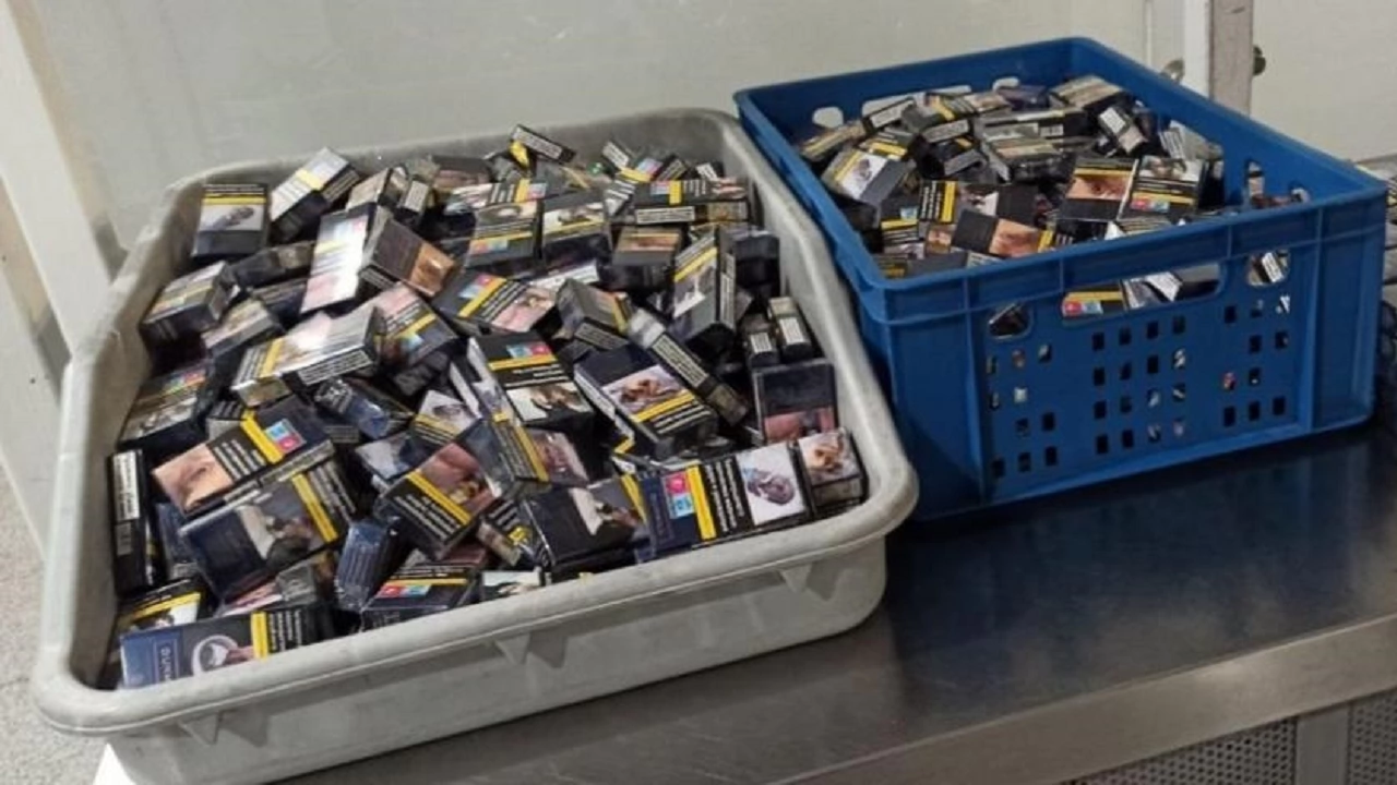 Митническите служители на Митнически пункт Летище Бургас иззеха 2569 кутии  51 380 къса  цигари