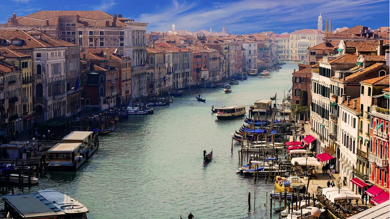 Властите на Венеция са успели да идентифицират и накажат четирима
