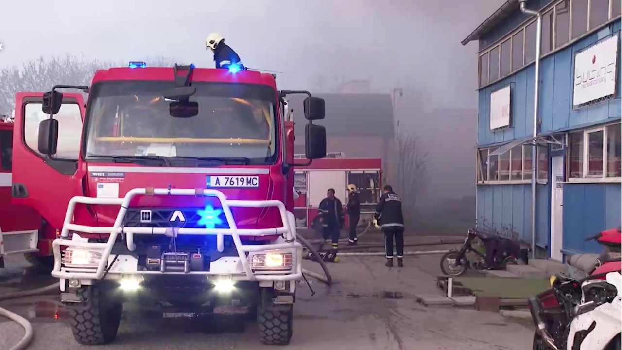Пожар избухна тази вечер в индустриалната зона в Бургас Над мястото